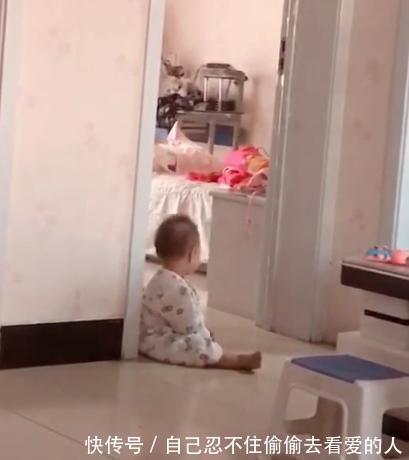 画面|弟弟午睡醒来后,坐在姐姐房间门口等姐姐睡醒,画面太有爱了