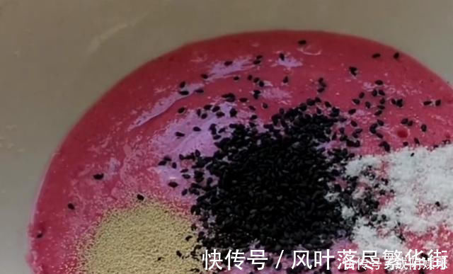 火龙果泥|吃剩的火龙果皮别扔掉,加1碗面粉,不蒸不烙,5分钟做1大锅,香