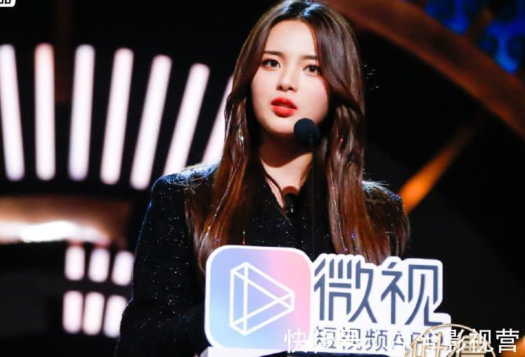 小孩|《吐槽大会》杨超越私下随意,性格像小孩,但对经纪人言听计从