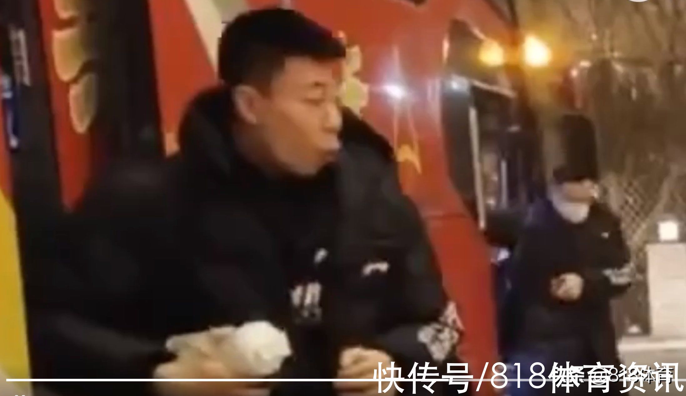 小夫|冻哭!辽宁大巴回酒店,张镇麟冻得一哆嗦赶紧戴帽子,付豪一脸淡定
