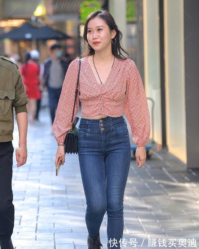 白t 穿上真丝打底裤,造型吸睛让人羡慕,大腿肉滑