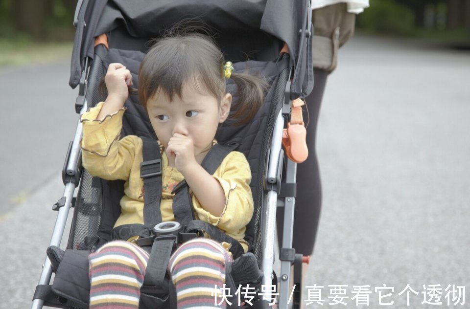 选错婴儿车导致6月龄宝宝脊椎变形!不同月龄选购婴儿车,有讲究