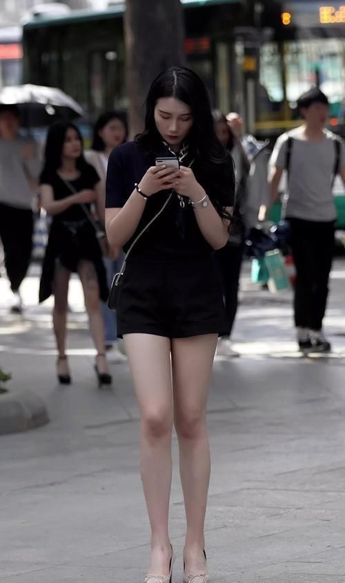 街拍美女大城市的小姐姐,为何穿上高跟鞋那么有女神范