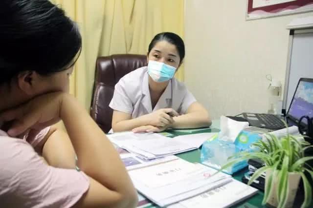 小网|67岁“超高龄妈妈”产女后续,女儿成为小网红,夫妻俩人气爆棚