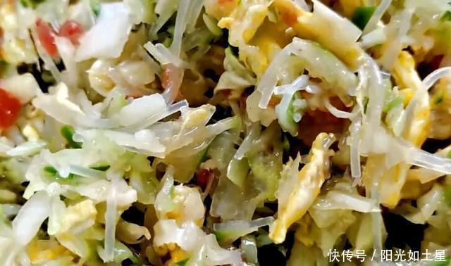 冬天，我家常用此菜包饺子吃，鲜嫩多汁，比韭菜馅香，比白菜馅鲜