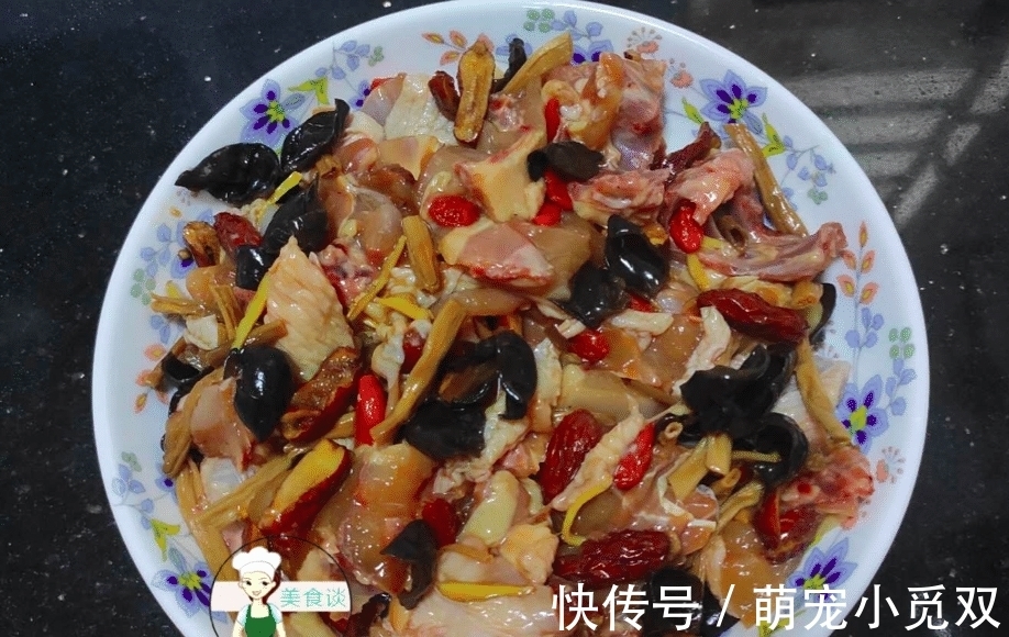 营养健康|木耳跟这菜是绝配,蒸一蒸就好,营养好吃不上火,常吃提高免疫力