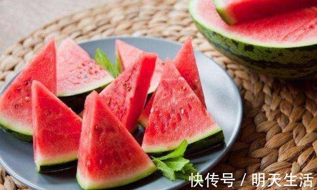 降血糖|糖尿病吃西瓜,升血糖还是降血糖?一个部位值得吃,很多人给扔了