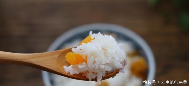 米饭我们经常吃,加上一点红薯,吃的更加健康营养