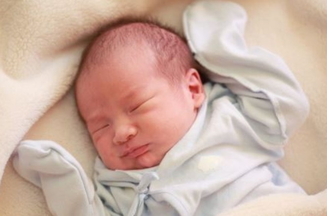 视力|怀孕时经常玩手机,产生的影响比辐射大,对孕妈和胎宝都不利