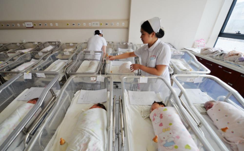 医院|妇幼医院的一幕:门上挂不同娃娃代表不同性别,宝宝性别一目了然