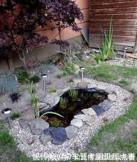 水泥|破旧一楼院子摇身一变精致花园!鹅卵石粘的花坛鱼池,完全看不腻!