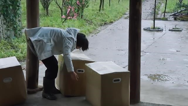 张子枫|张子枫帮何炅搬行李, 脚上的鞋子成焦点, 是不是来干活的一目了然