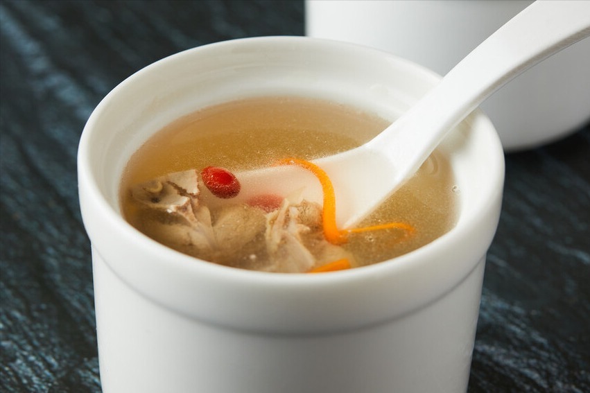 炖鸽子汤,要不要焯水老师傅教你做法,汤鲜味美,营养不流失