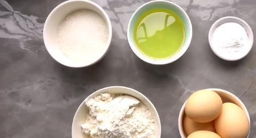 不用烤箱,不用打蛋器,教你做蓬松的金黄色蛋糕