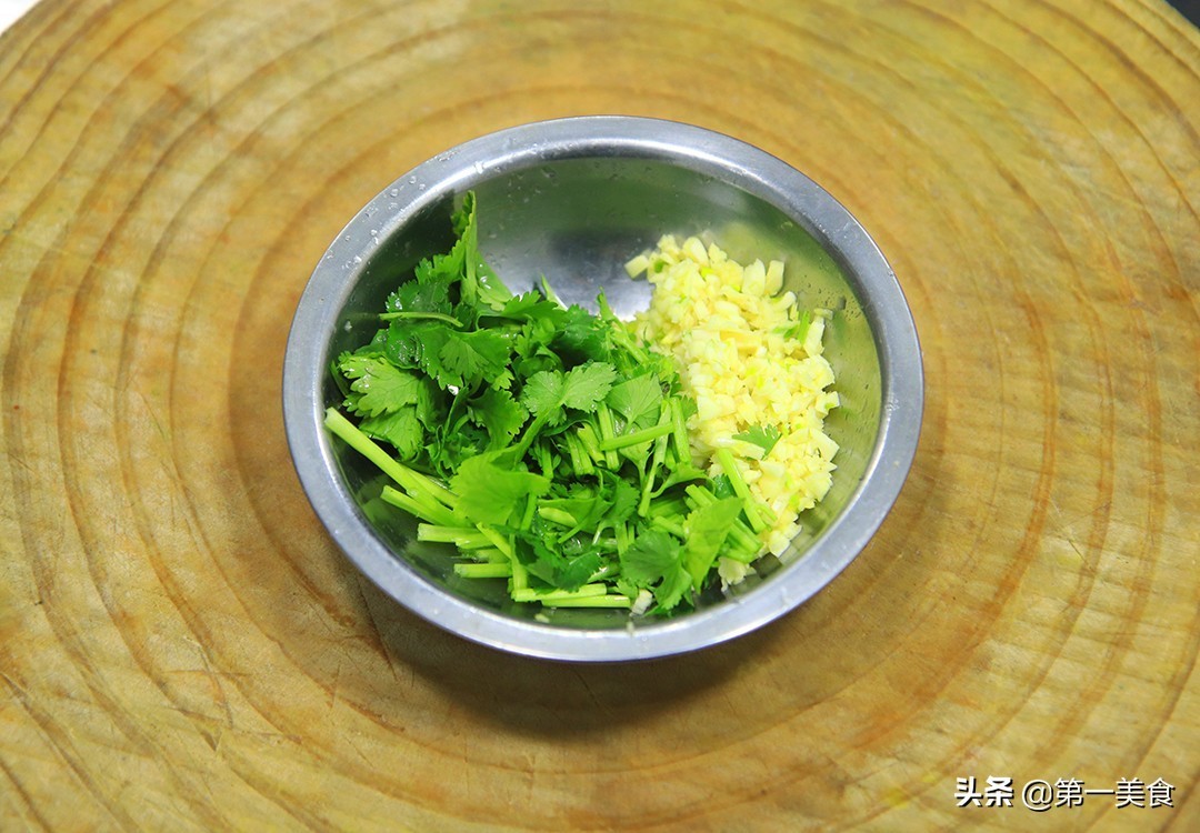 酸菜牛肉想要和饭店一样好吃，处理酸菜有技巧，做对了才酸爽嫩滑