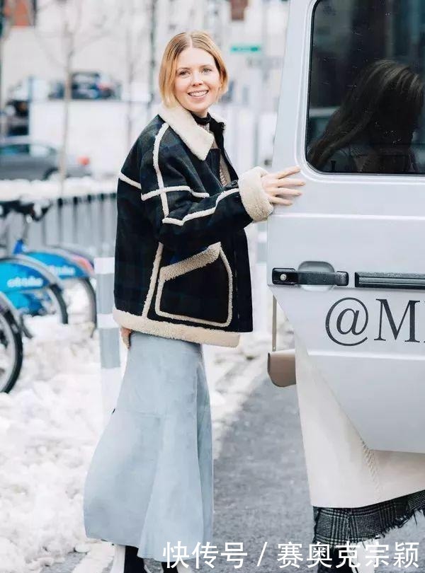 半身裙搭配|最近流行一种“保暖穿搭”,叫“羊羔毛外套+半身裙”,时髦显瘦