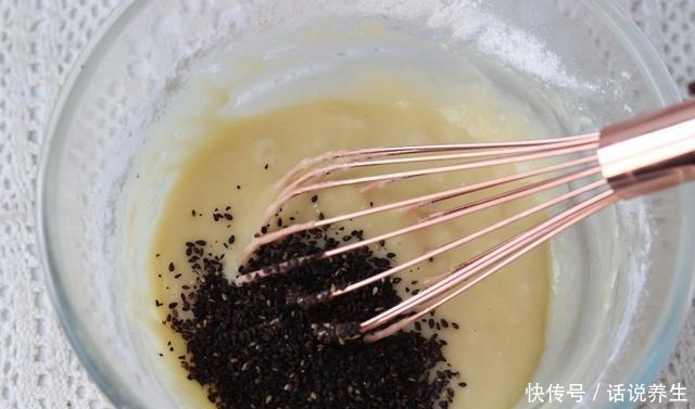 这零食用鸡蛋和面粉就能做,清香酥脆,搅一搅,烤熟就能吃,简单