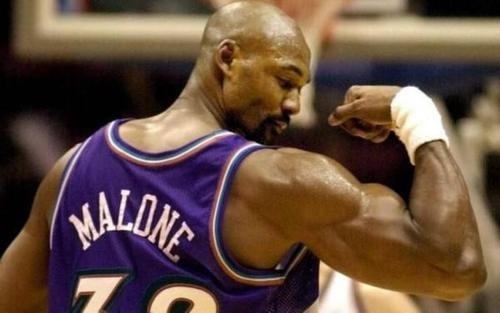 基德|为什么NBA球员在罚球的时候,会用手摸一下鞋底,再舔一下手?