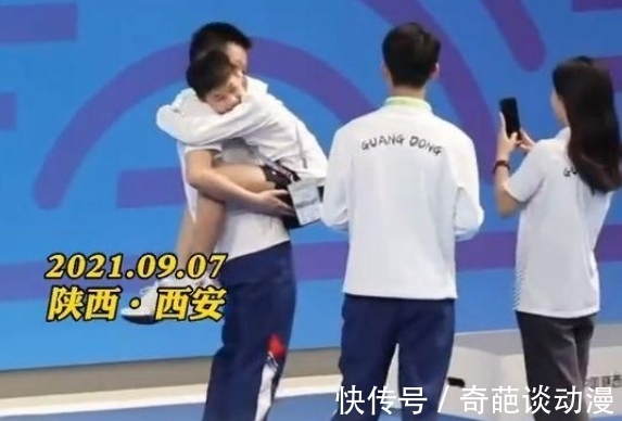 撒嬌|全紅嬋有多可愛？撒嬌讓師姐抱著離開，貼在師姐肩上像極了樹懶