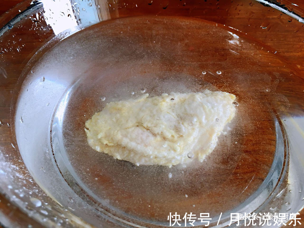 炸鸡翅我有小诀窍，这样炸出来的鸡翅又酥又香，色泽金黄