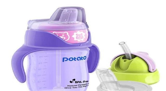 奶瓶|“自力更生”宝宝喝水走红,自己想出奇招,网友:还不如孩子聪明