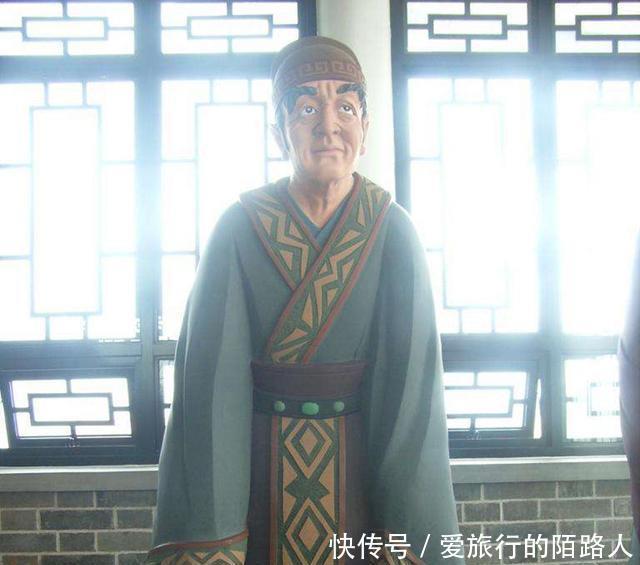 见到|溥仪出狱来到一处破庙, 庙里人见到他后 嘴里喊着万岁爷磕头不止！