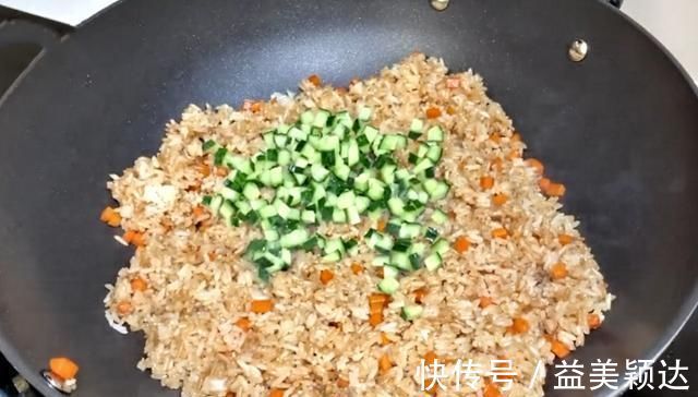 好吃|家里有剩米饭，别再做蛋炒饭，试试此做法，米饭粒粒分明，特好吃