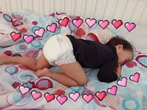 睡姿|不掀开被子,永远不知道宝宝的睡姿有多“销魂”,宝妈们笑翻了