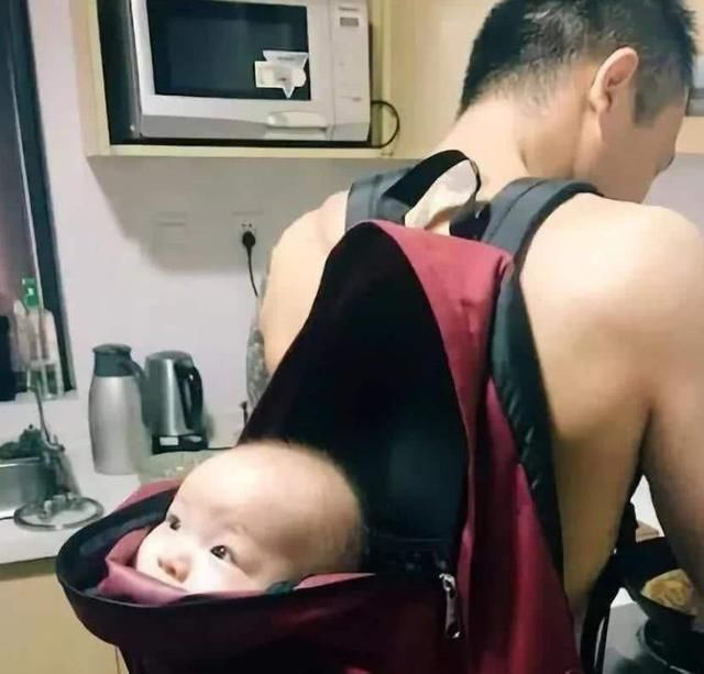 妈妈们|“慌张爸爸”意外走红，抱个娃浑身都是戏，孩子：我有点难受