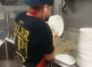 趣图|搞笑GIF趣图:姑娘是失恋了吗?你这样做不值得,好男人多的是!