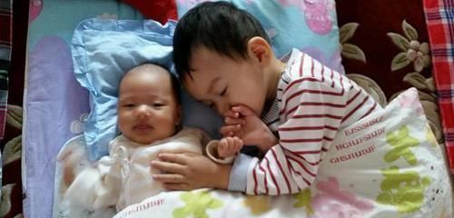 人心|2岁姐姐午睡被弟弟吵醒，姐姐反应让人心暖，看完想要孩子