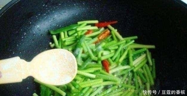 好吃|炒菜是中间放盐，还是最后放盐？很多人放的顺序错了，难怪不好吃