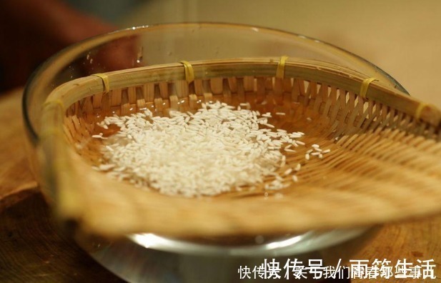 红枣粽|包粽子时,糯米要泡多久?泡对了时间,粽子清香味浓,甜糯不夹生