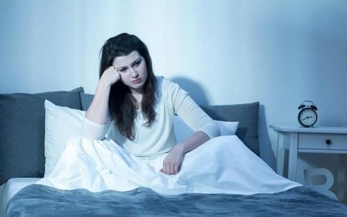 睡眠|失眠与缺乏维生素有关？提醒：及时补充2种维生素，或能睡得安稳