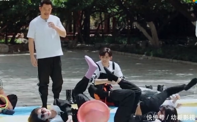 宋雨琦|《奔跑吧》苗苗做游戏险走光,宋雨琦帮忙遮挡,主动拉baby起身细节暖心