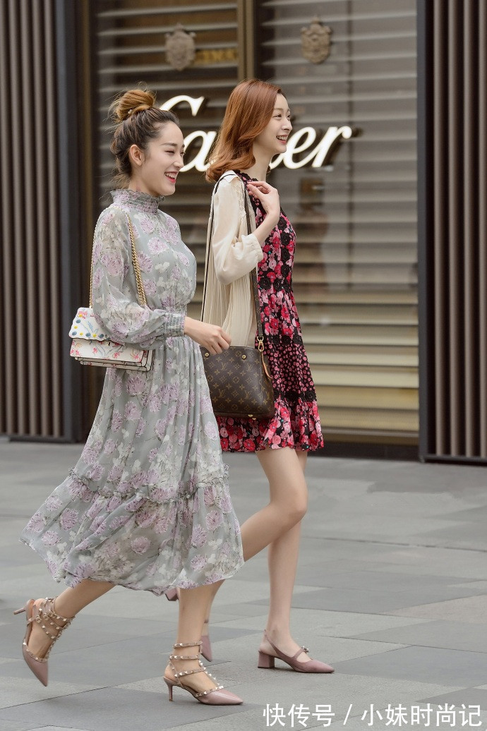 街拍|成都街拍,印花连衣裙搭配一字高跟鞋,时髦与魅力并存