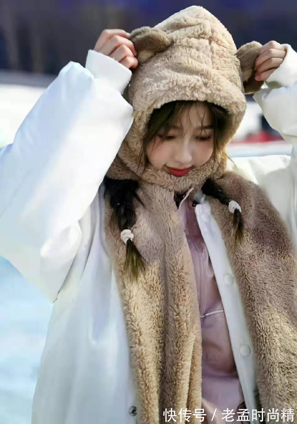 可爱 虞书欣太可爱了,穿白色羽绒服配一体小熊围巾帽,减龄又时尚