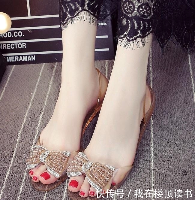 舒适|穿上时尚舒适的平底凉鞋,甜美俏皮,展现了你魅力的风姿