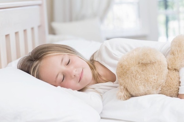 比娃|宝爸跟娃睡觉,醒来发现娃“丢了”,仔细看奶爸表情,比娃还可爱