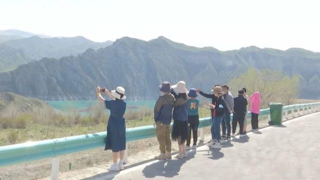 玛纳斯：“网红公路”带火乡村旅游