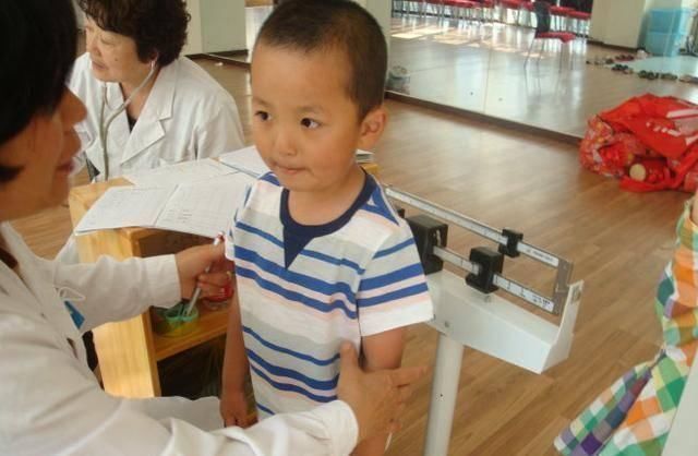 发育|儿科医生直言:你家娃有这4迹象,暗示难长个!抓紧补救还来得及