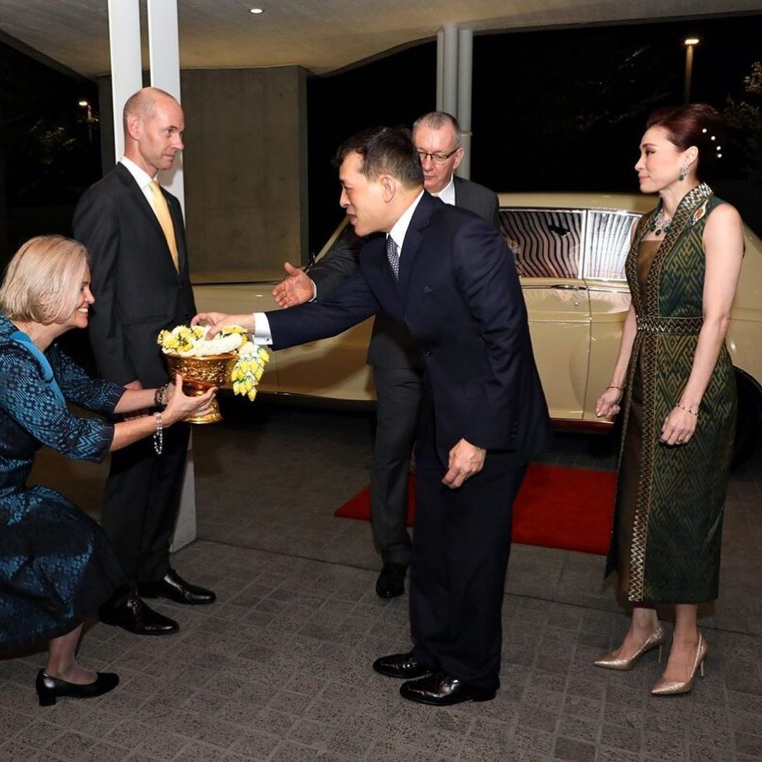 苏提达穿出新意,陪泰王接见外宾全程用外语交流,国宴上出尽风头