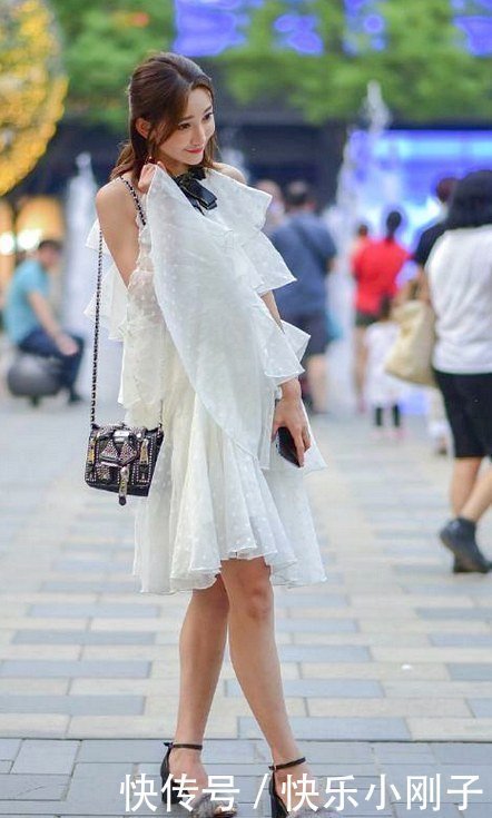 身穿蛋糕裙的小姐姐,穿出不一样的魅力,要珍惜她