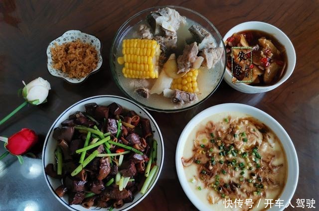 晒两口子的极简午餐,两菜一汤两小菜,网友很精致,比吃外卖强