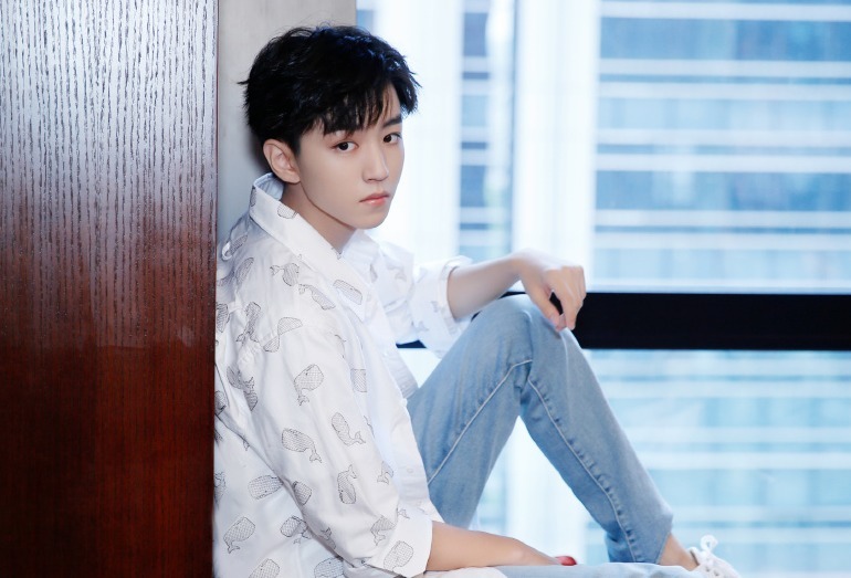 杨紫坐秋千吓到闭眼睛,王俊凯很皮但有分寸,手一直没松开