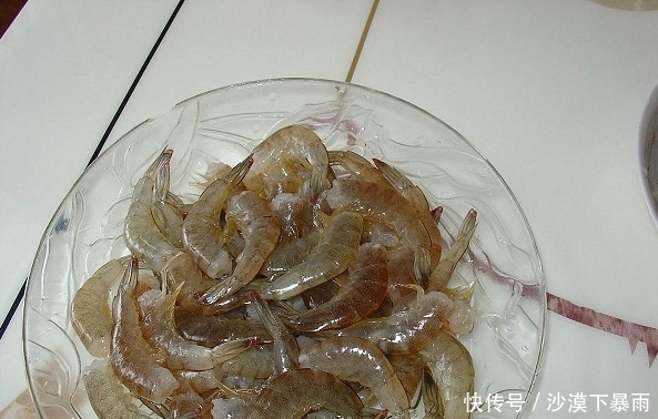 回家|第一次带女友回家!老妈做了一桌家常菜,而女朋友却闷闷不乐?