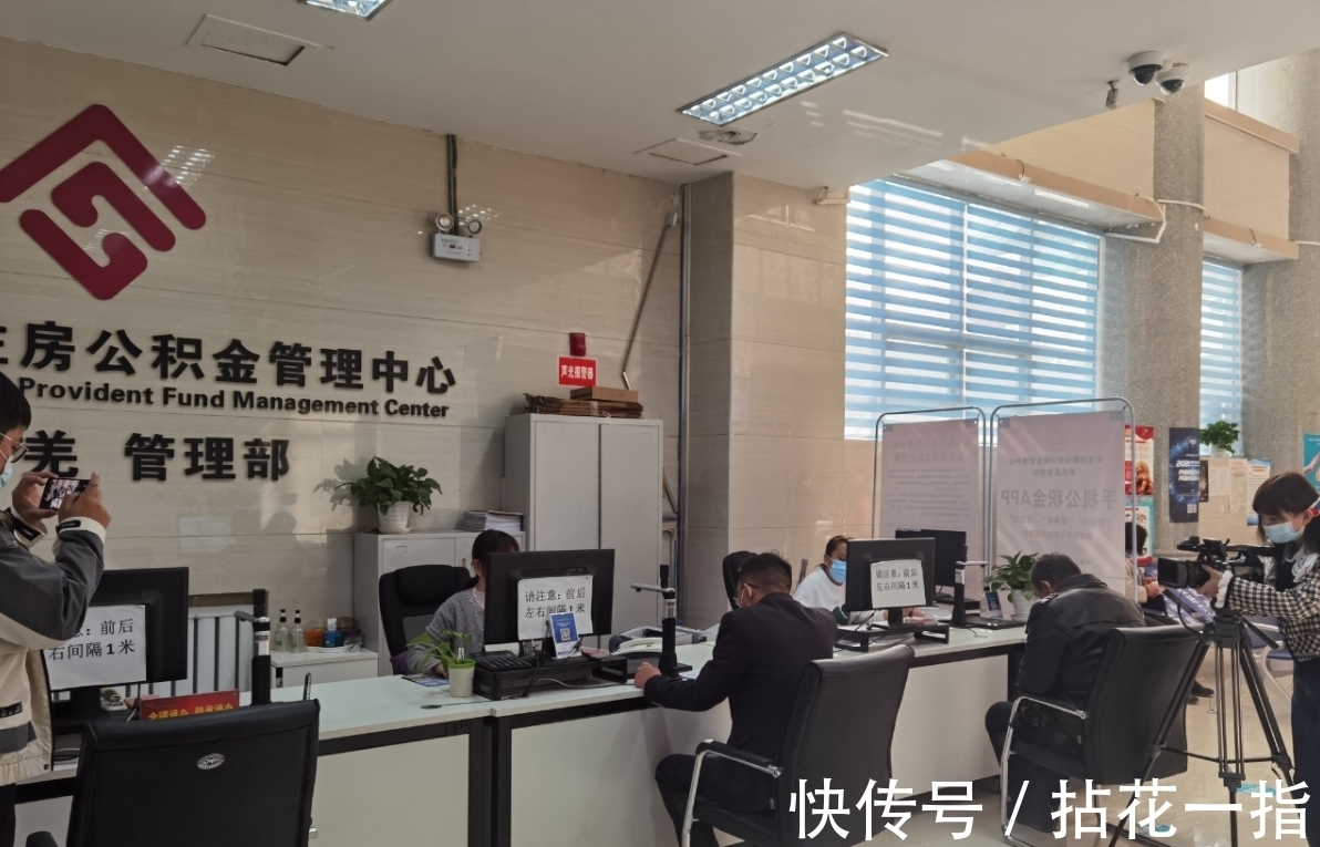 职工|融媒体记者走进若羌管理部采访住房公积金“全疆通办”业务