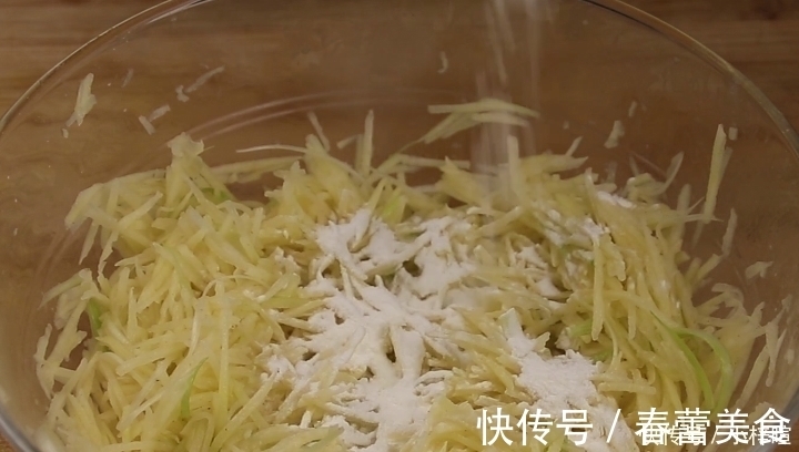 土豆不要炒着吃了,2分钟教你最新做法,金黄酥脆,比薯片还好吃