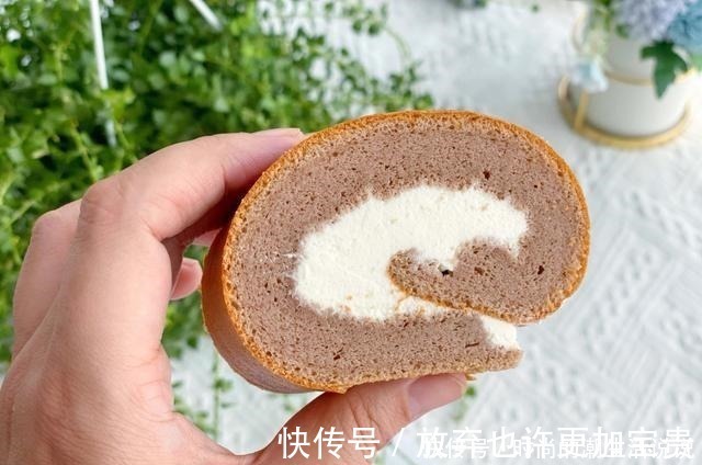 自制香浓的可可蛋糕卷，做法简单又方便，怎么卷都不开裂