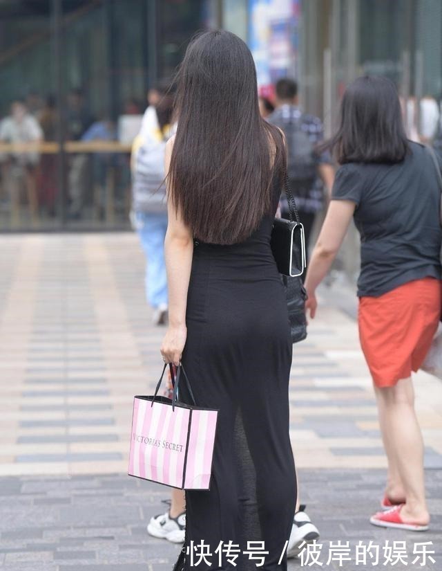 好身材|简单的裙子也想有特点,那你就要会混搭,好身材也需要有气质